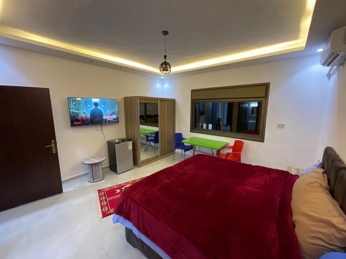 Black Iris Jarash Bagian luar foto