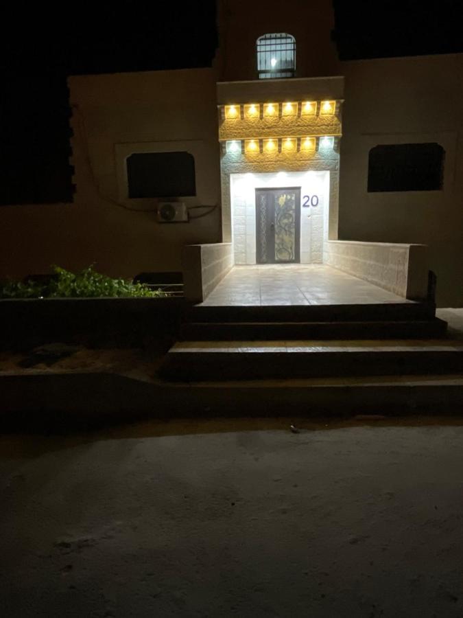 Black Iris Jarash Bagian luar foto