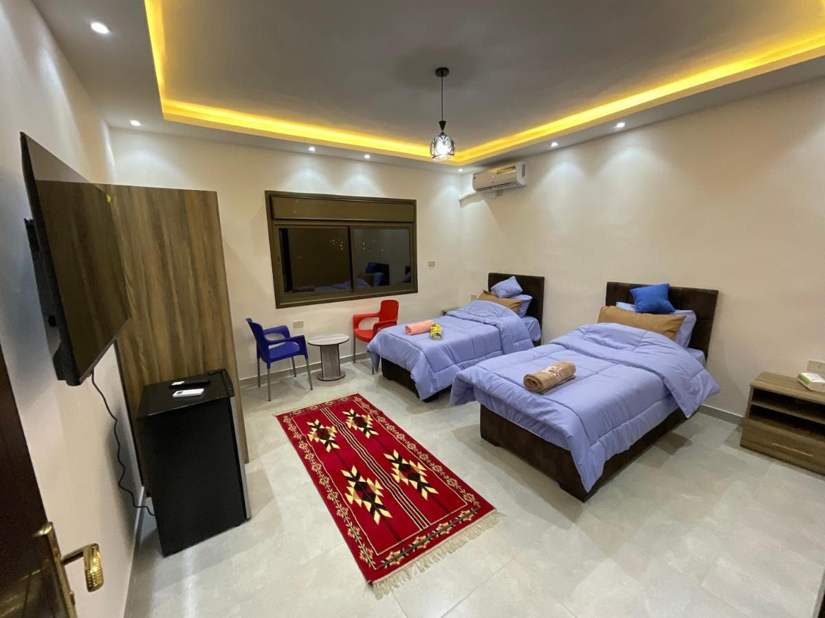 Black Iris Jarash Bagian luar foto